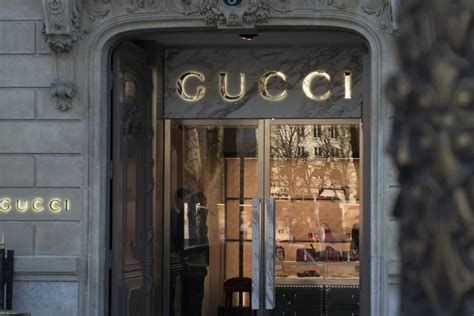 fenomemo che accompagna moda gucci oggi|Gucci: storia del brand e look iconici della maison .